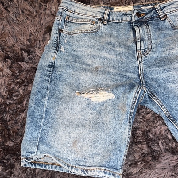 Pull & Bear Slim fit denim Bermuda shorts with rip details, a five-pocket. - Picture 8 of 10